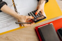Een ondernemer opent een zakelijke rekening voor zijn BV, met een laptop en documenten op tafel.
